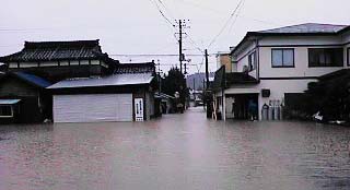 これは昨年の洪水の様子。今年はこれより45cmも上まで水があがった。